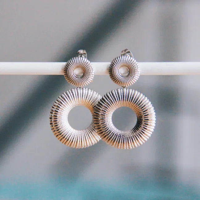 Statement oorbel met bewerkte brede ringen