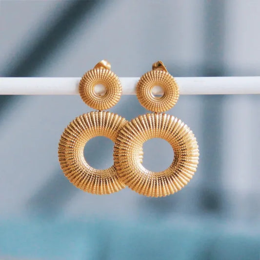 Statement oorbel met bewerkte brede ringen